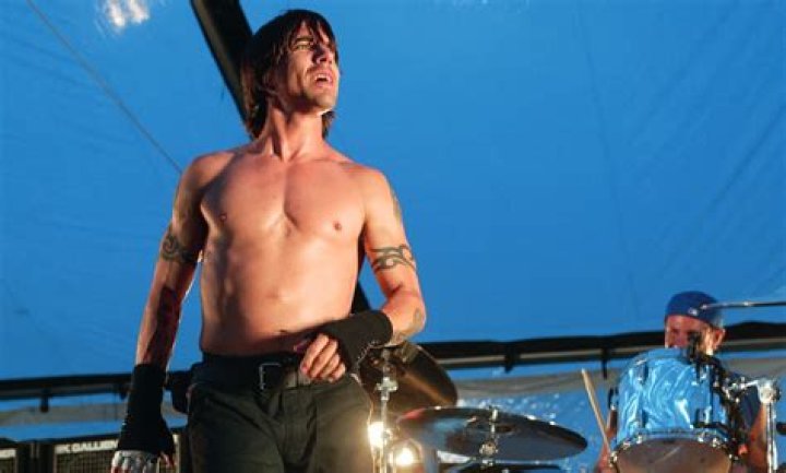 CABINA 14 Es Anthony Kiedis, no le peguen!!!