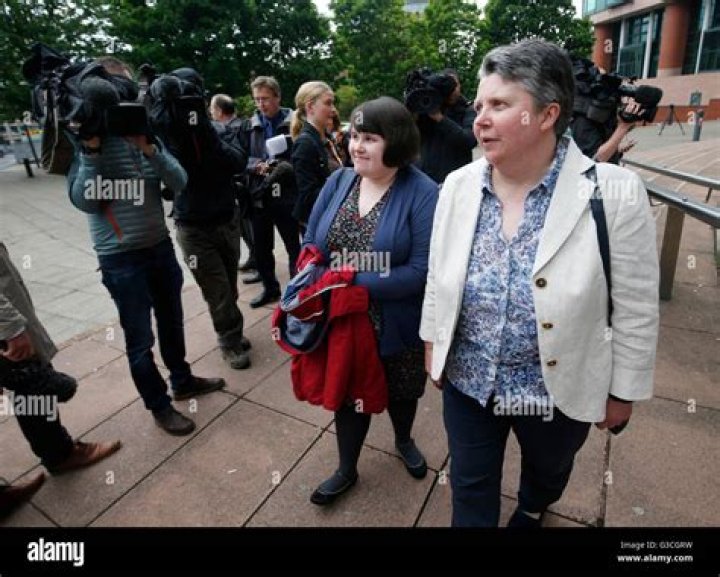 Fiona McClay (rechts), Mutter der Zooh&uuml;terin Sarah McClay, mit ihrer
