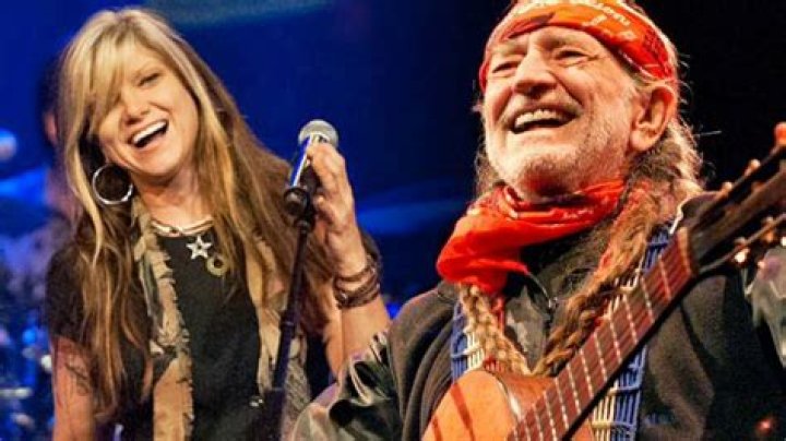 Willie Nelson ft Paula Nelson have you ever see the rain Acordes Chordify